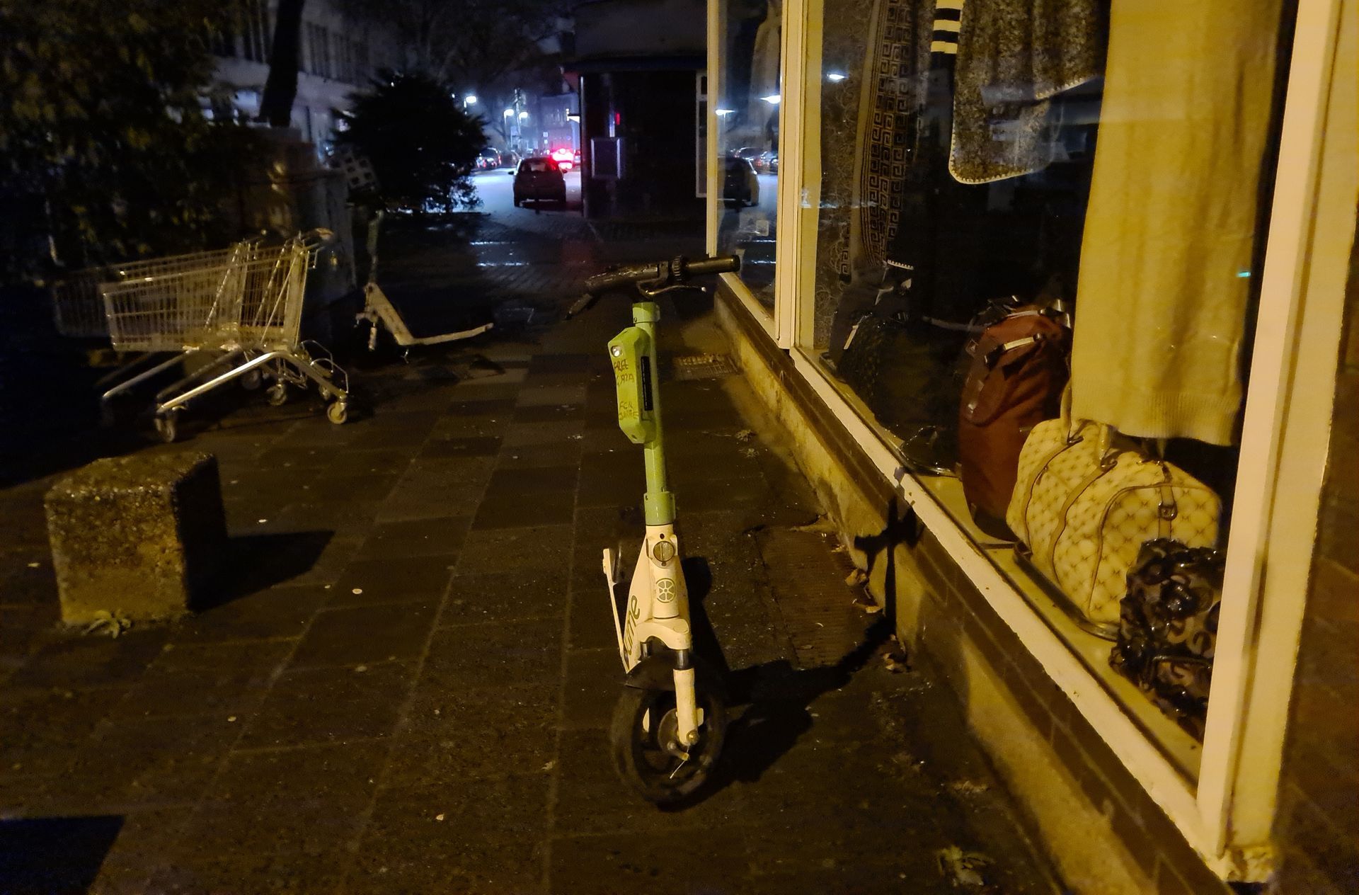 e-bike-am-schaufester-gehweg-mitten-drin