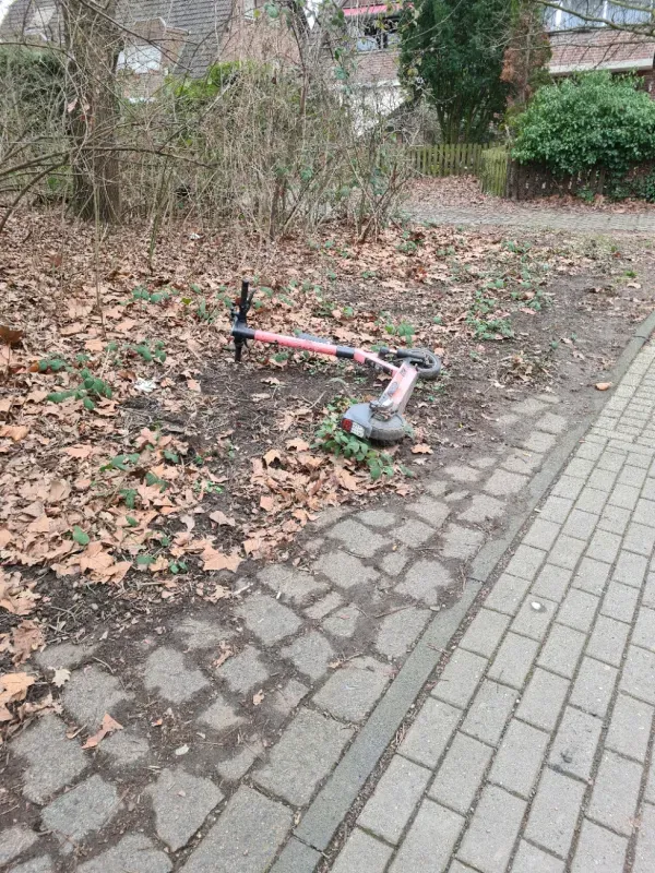 Umgekippter E-Bike im Rasen Park mitten drin 