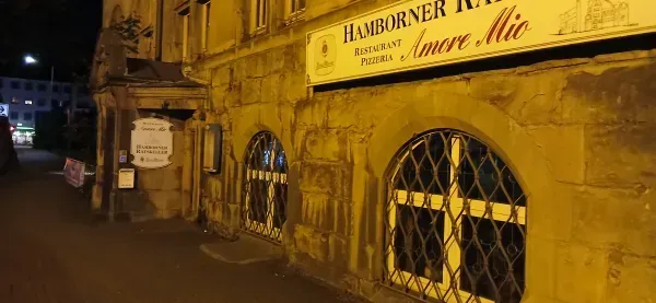 Eingangsbereich zum Hamborner Ratskeller bei Nacht.