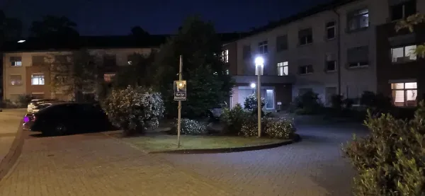 Eingangsbereich des HEWAG Seniorenstifts in Duisburg-Hamborn bei Nacht.