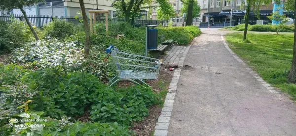 Einkaufswagen im Parkbereich in Duisburg Hamborn.