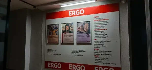 Ergo Versicherungsbüro in Duisburg-Hamborn bei Nacht.