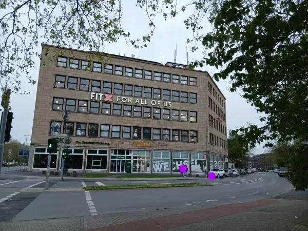 Gebäude mit FitX, AOK und AWD in Duisburg-Hamborn an einer Straßenecke