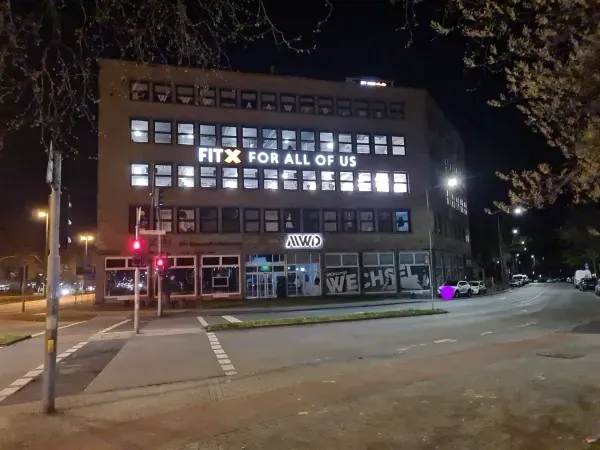 Gebäude mit FitX, AWD und AOK in Duisburg-Hamborn bei Nachtaufnahme