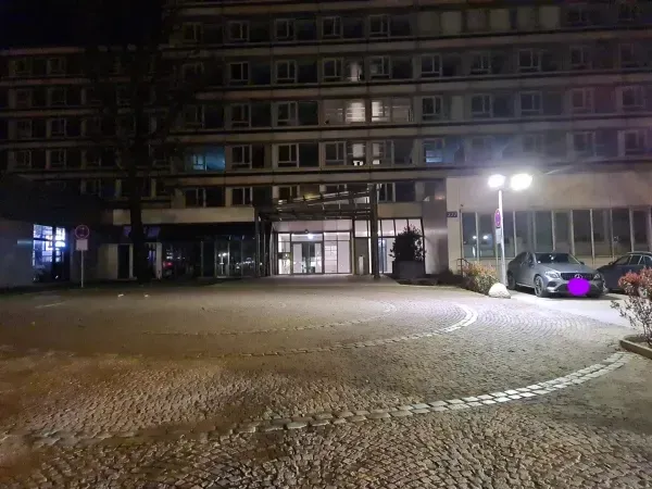Gebäude an der Duisburger Straße 277 in Duisburg bei Nacht mit beleuchtetem Eingang