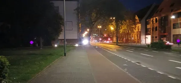Gehweg und Radweg in Duisburg-Hamborn bei Nacht.