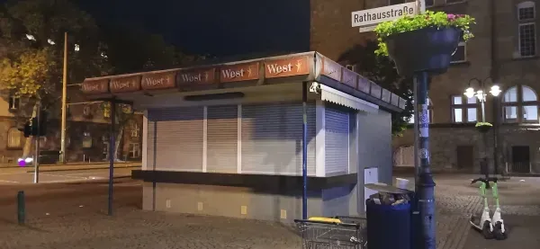 Geschlossener Kiosk an der Rathausstraße in Duisburg-Hamborn bei Nacht.