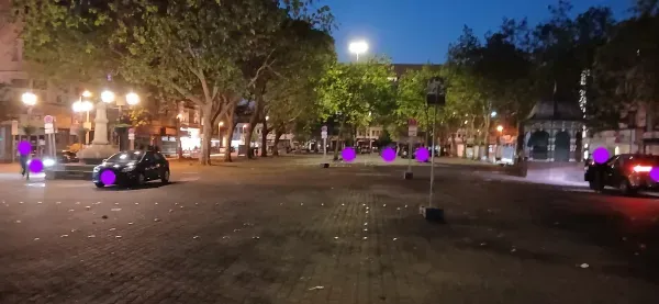 Der beleuchtete Marktplatz in Duisburg-Hamborn bei Nacht.