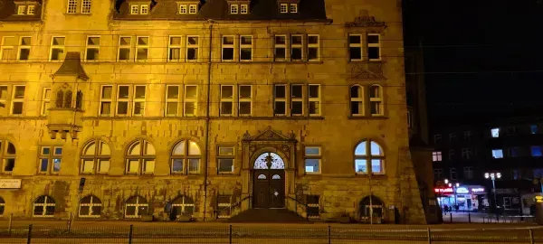 Hamborner Rathaus bei Nacht in Duisburg-Hamborn mit beleuchteter Fassade