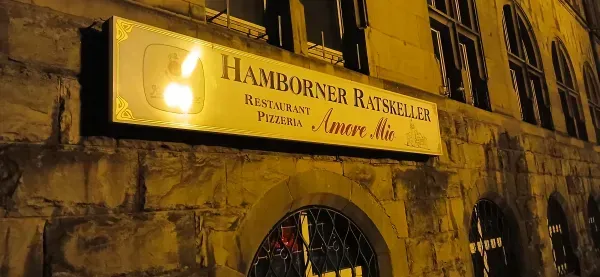Hamborner Ratskeller am Rathaus bei Nacht.