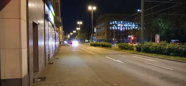 Hauptstraße mit Bürogebäuden in Duisburg-Hamborn bei Nacht.