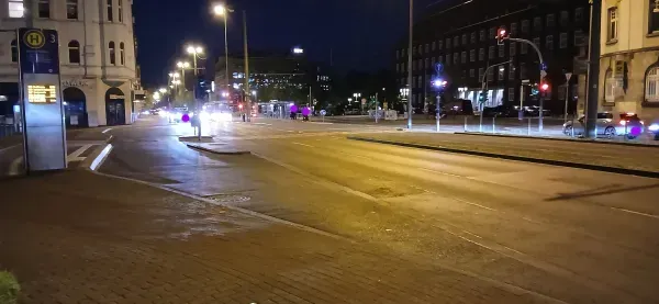 Hauptstraße mit Straßenbahnstation in Duisburg-Hamborn bei Nacht.