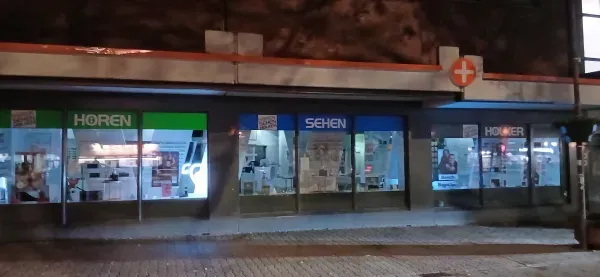 Optiker Hölker am Hamborner Marktplatz bei Nacht.
