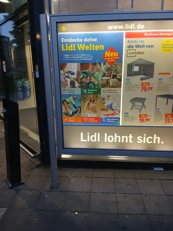 Angebotstafel vor dem Lidl-Eingang