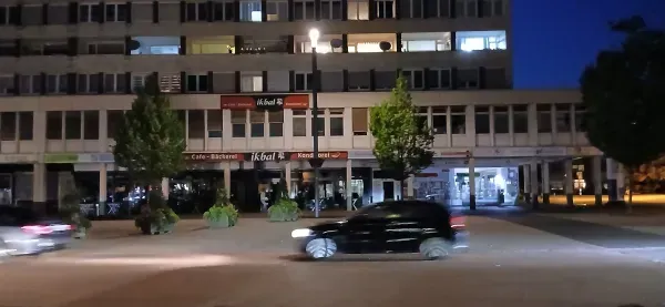 Ikbal Bäckerei am Hamborner Marktplatz bei Nacht.