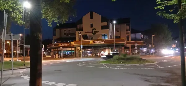 Istikbal Möbelgeschäft am Kreisverkehr in Duisburg-Hamborn bei Nacht.