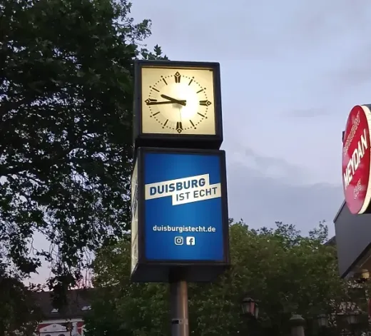 Beleuchtete Uhr mit dem Schriftzug ‚Duisburg ist echt‘ an der Jägerstraße in Duisburg-Hamborn