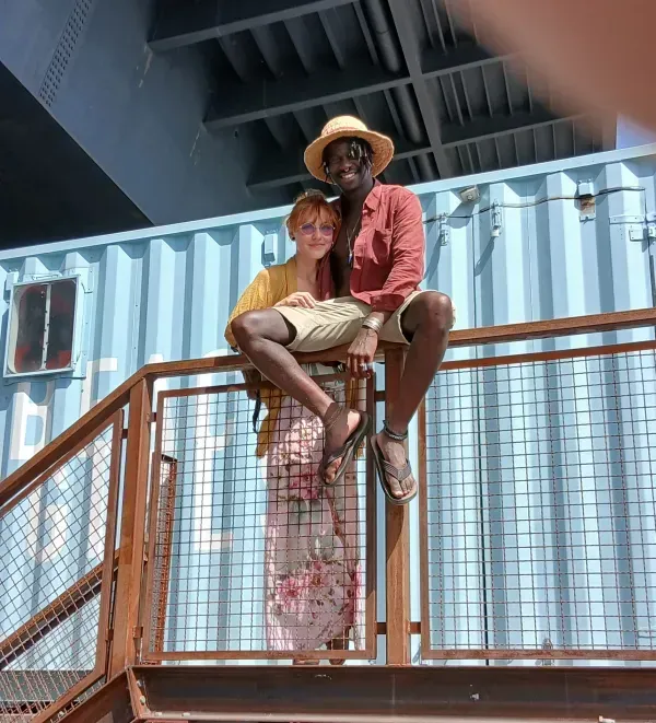 Zwei Personen sitzen auf einem Container an der Rheinuferpromenade beim Japan-Tag in Düsseldorf.