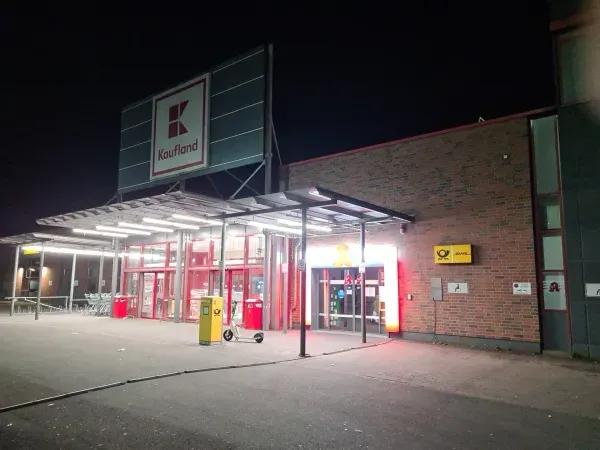 Kaufland Markt in Duisburg-Hamborn bei Nacht mit beleuchtetem Eingangsbereich