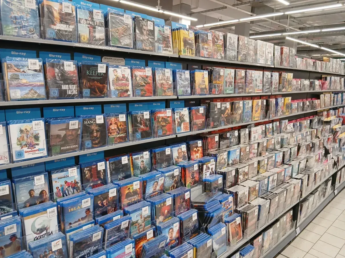 DVD und Filmregal im Kaufland Markt.