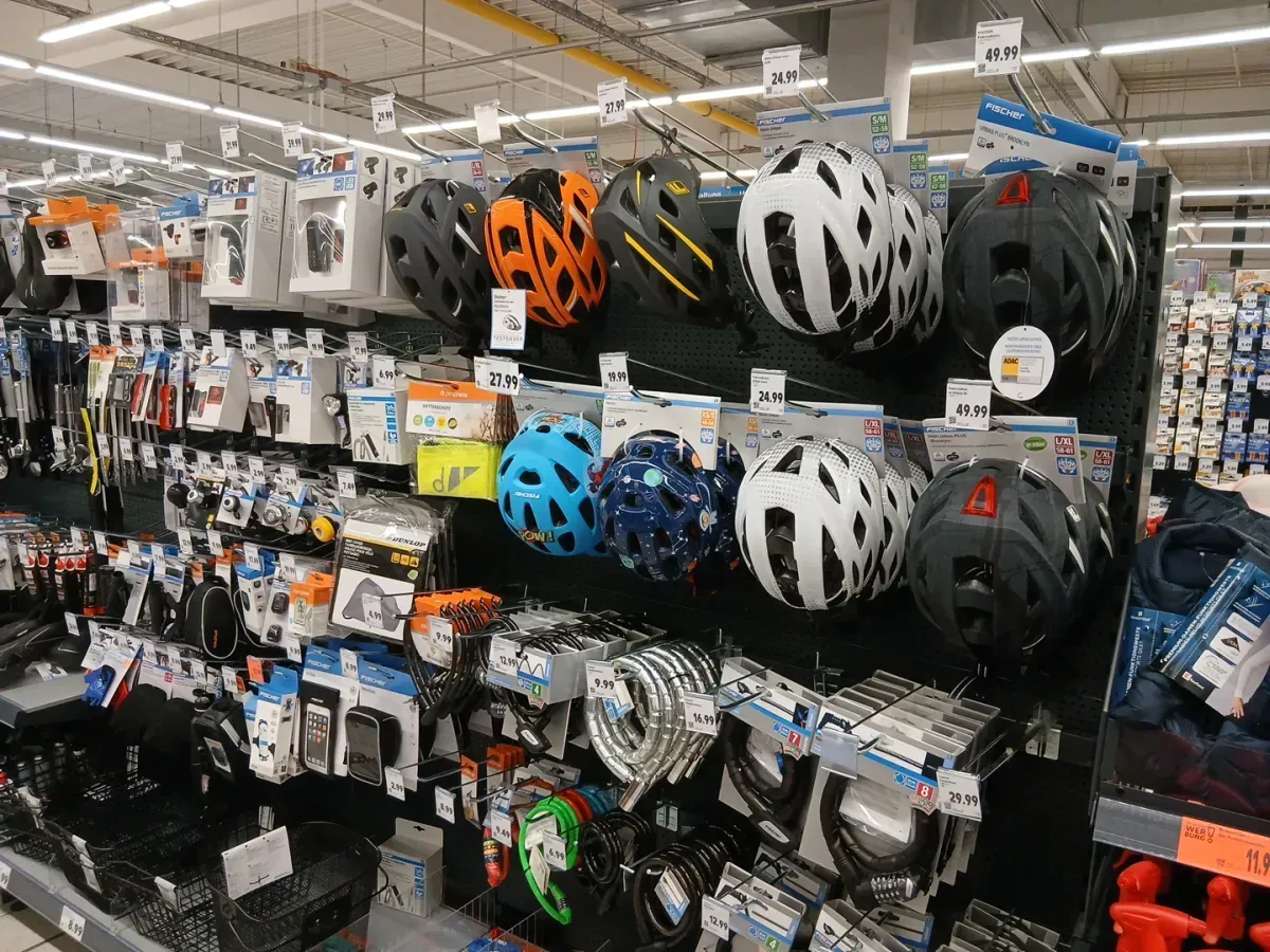 Regal mit Fahrradhelmen im Kaufland Markt.