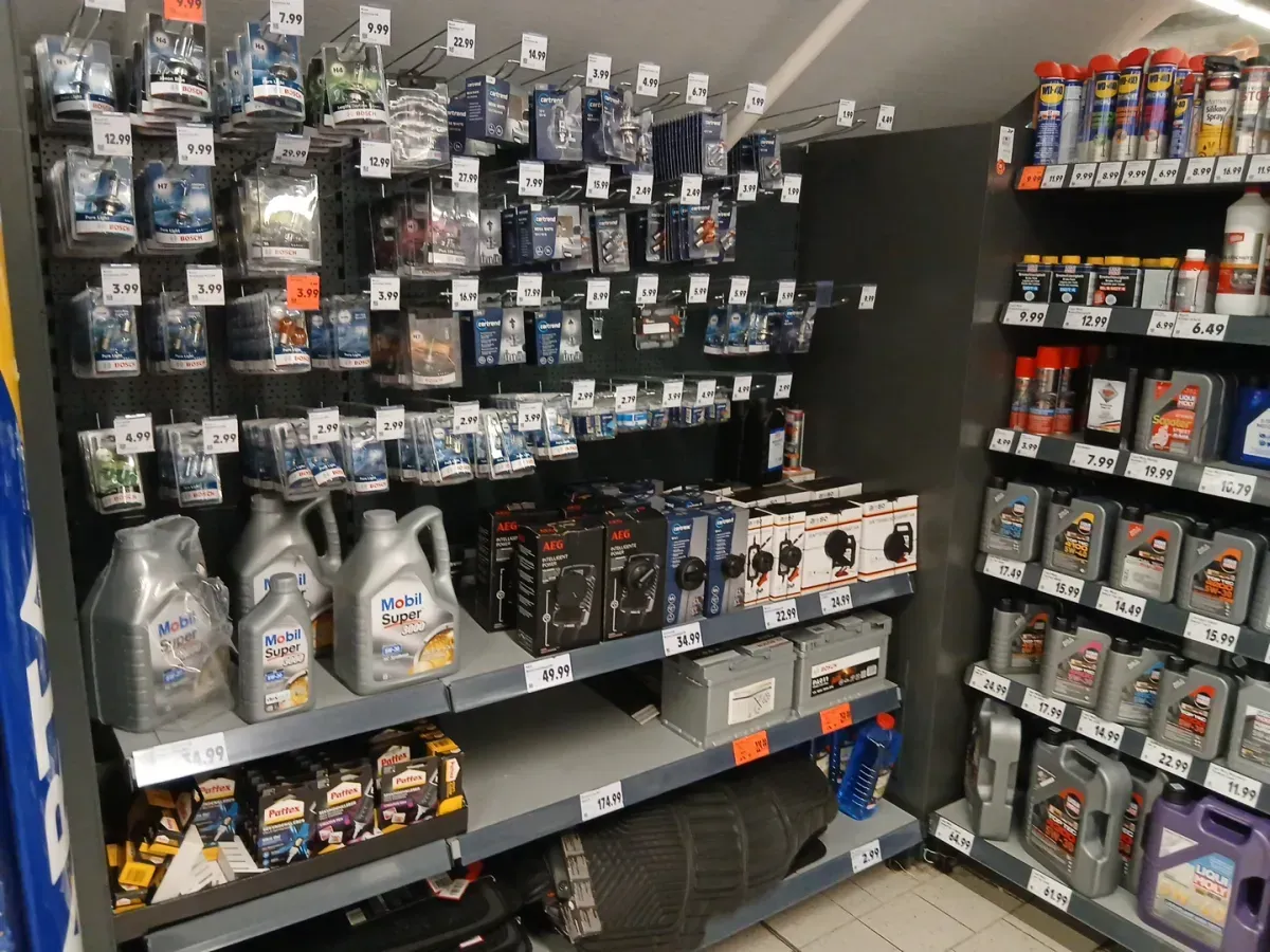 Regal mit Fahrzeugölen im Kaufland Markt.