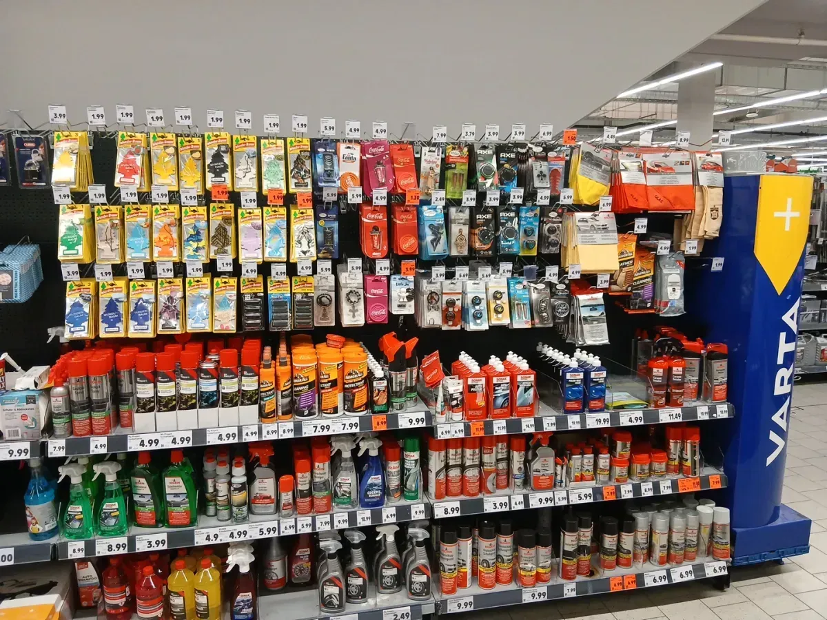 Regal mit Fahrzeugzubehör im Kaufland Markt.