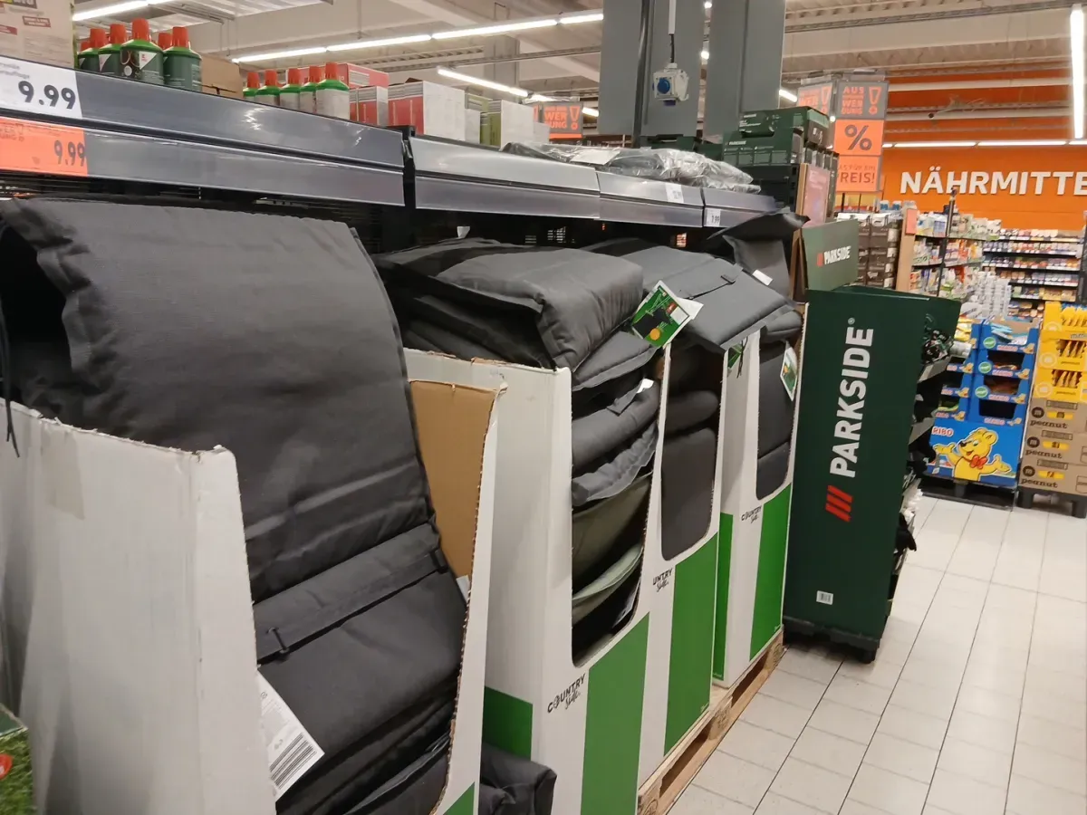 Gartenmöbel im Kaufland Markt.