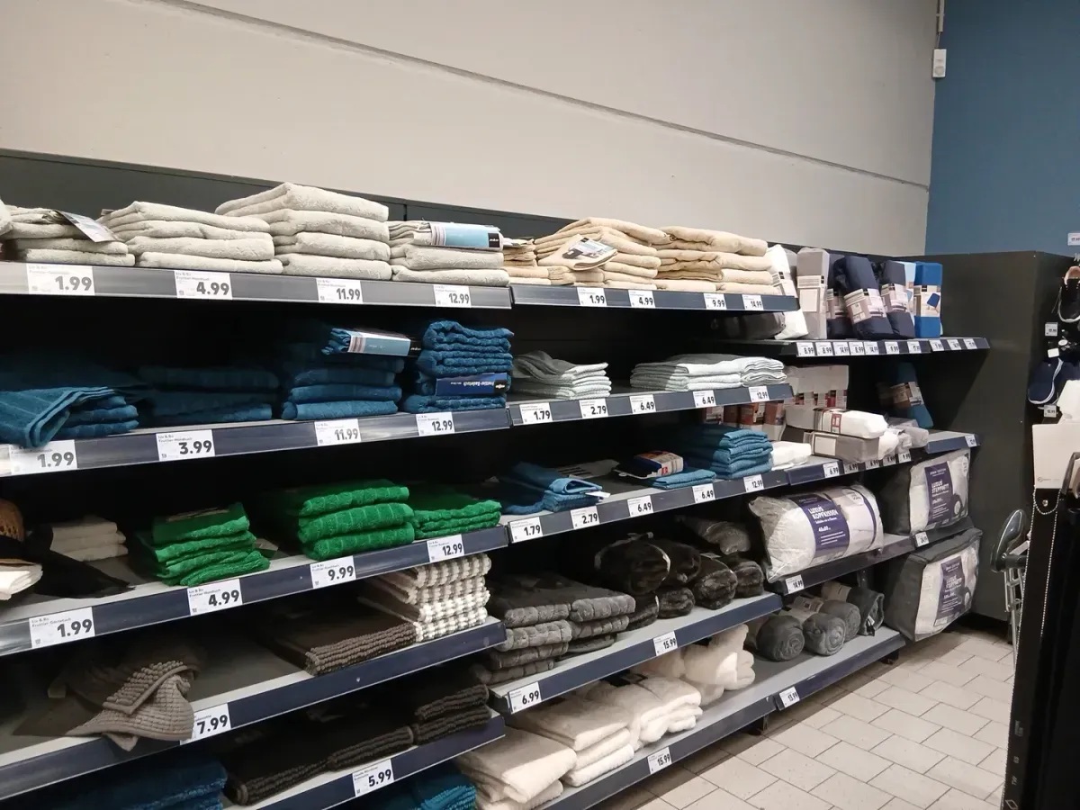 Regal mit Handtüchern im Kaufland Markt.