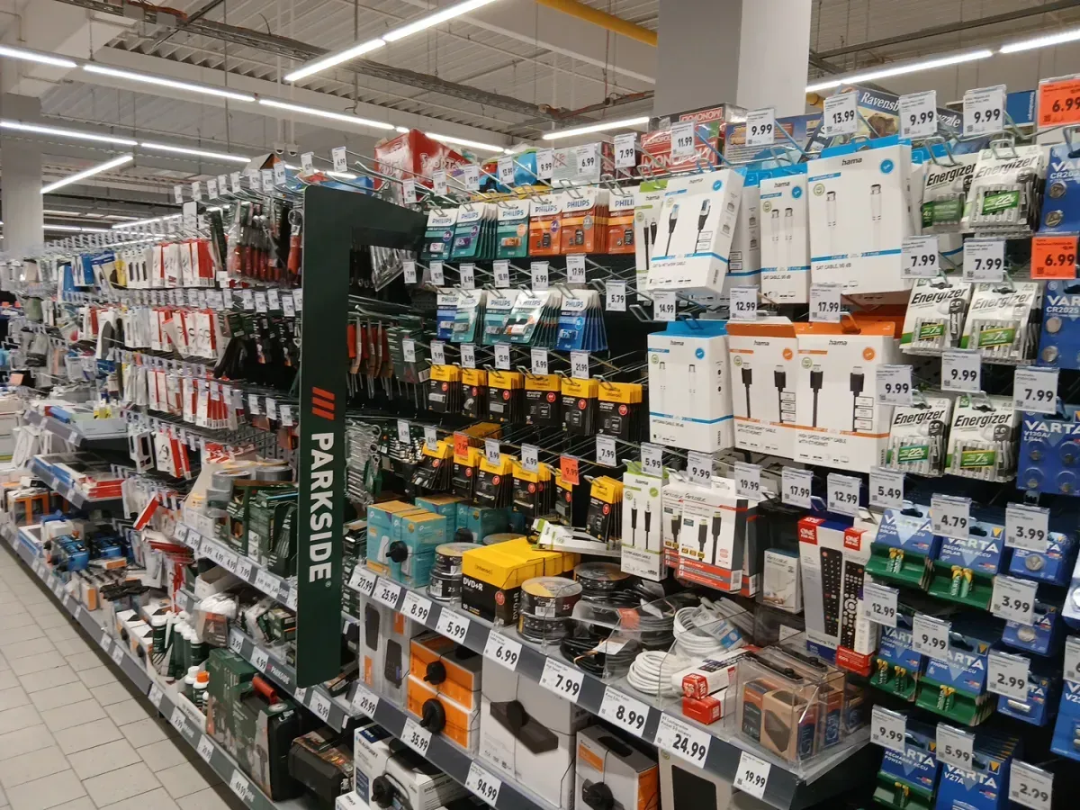 Regal mit Batterien und PC Zubehör.
