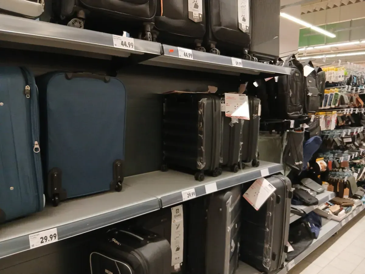 Reisekoffer im Kaufland Markt.
