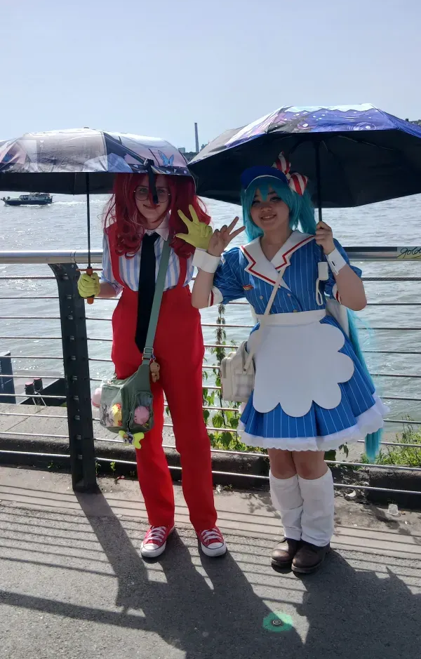Cosplayerinnen mit Sonnenschirmen am Japan-Tag Düsseldorf 2026 direkt am Rhein.