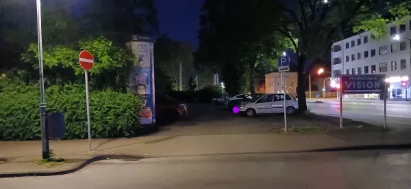 Kostenlose Parkmöglichkeiten an der Straße in Duisburg-Hamborn bei Nacht.