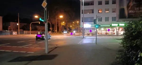 Beleuchtete Kreuzung an der Hauptstraße in Duisburg-Hamborn bei Nacht.