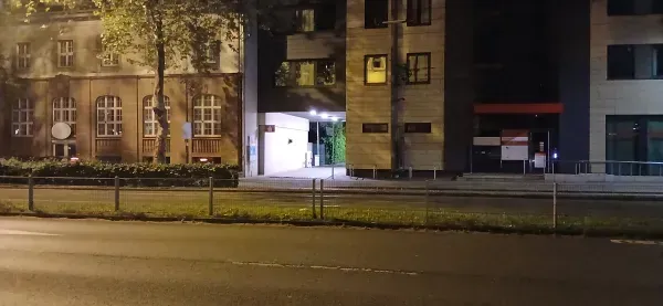Einfahrt zum Kundenparkplatz der Sparkasse in Duisburg-Hamborn bei Nacht.