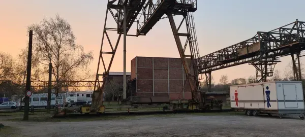 Historische Förderanlage im Landschaftspark Duisburg-Nord am Abend