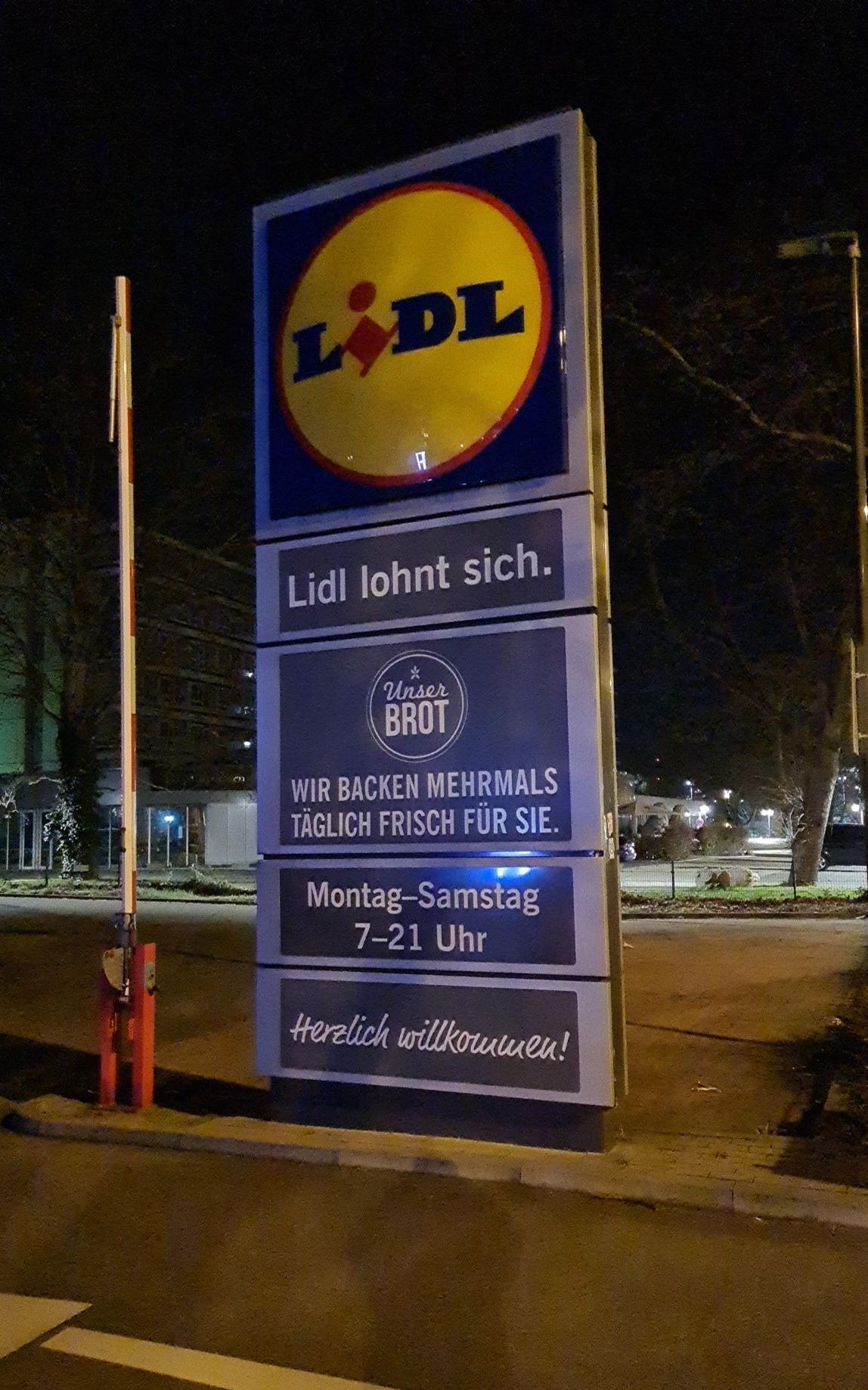 Lidl-Filiale in Duisburg-Hamborn bei Nacht mit beleuchtetem Schild.