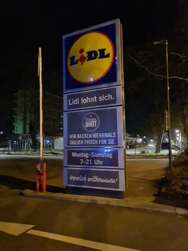 Beleuchtetes Lidl Schild in Duisburg-Hamborn bei Nacht