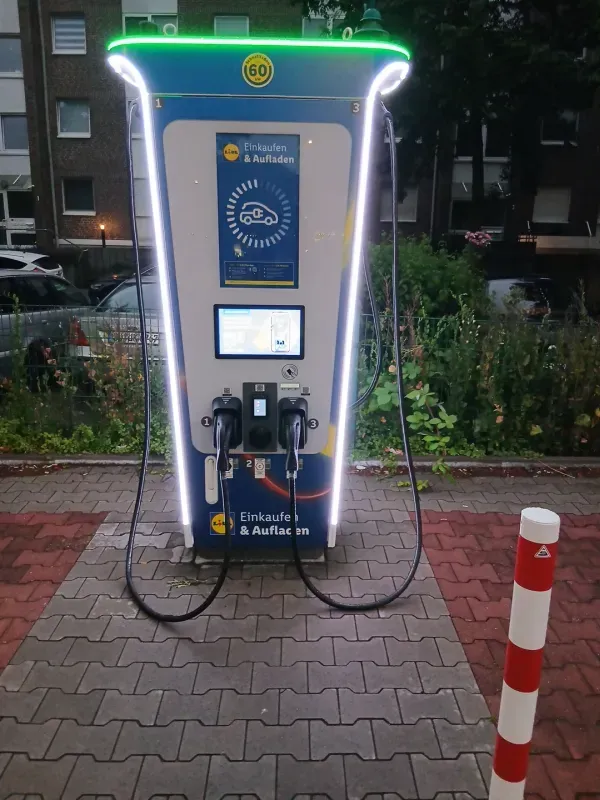 E-Ladestation auf dem Parkplatz.