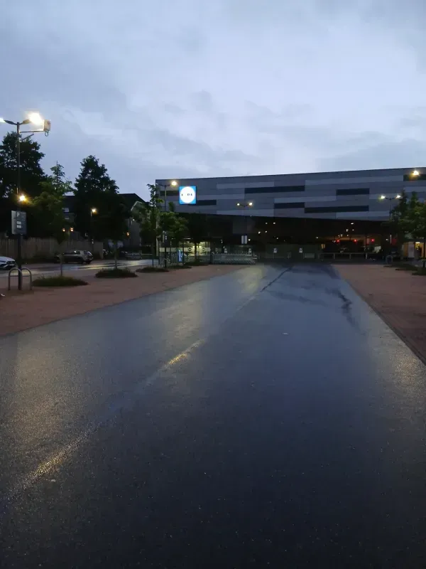 Lidl-Markt mit Parkplatz in Duisburg-Hamborn