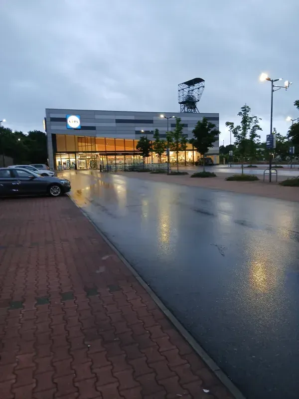 Lidl-Markt mit Parkplatz in Duisburg-Hamborn