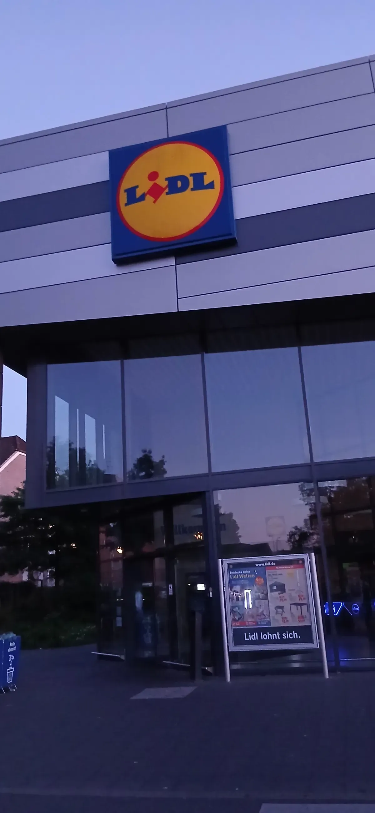 Eingangsbereich des Lidl-Marktes in Hamborn
