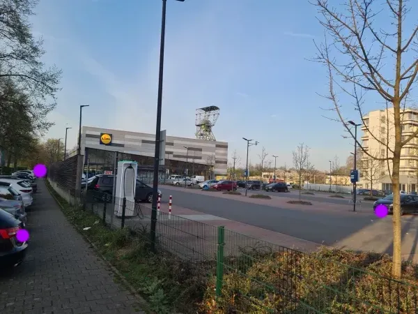 Lidl Markt in Duisburg-Hamborn mit Förderturm im Hintergrund bei Tageslicht