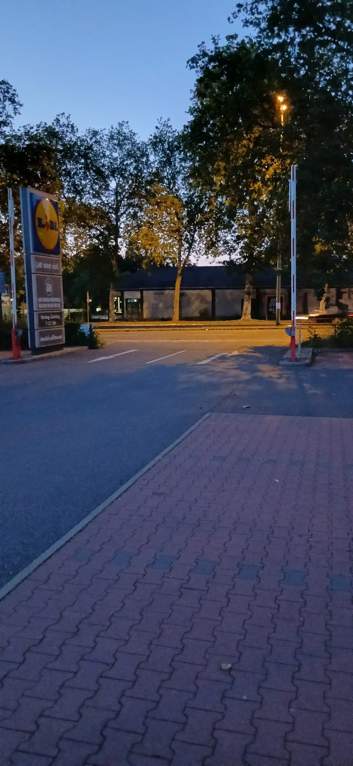 Parkplatz und Zufahrt am Lidl Duisburg-Hamborn am Abend