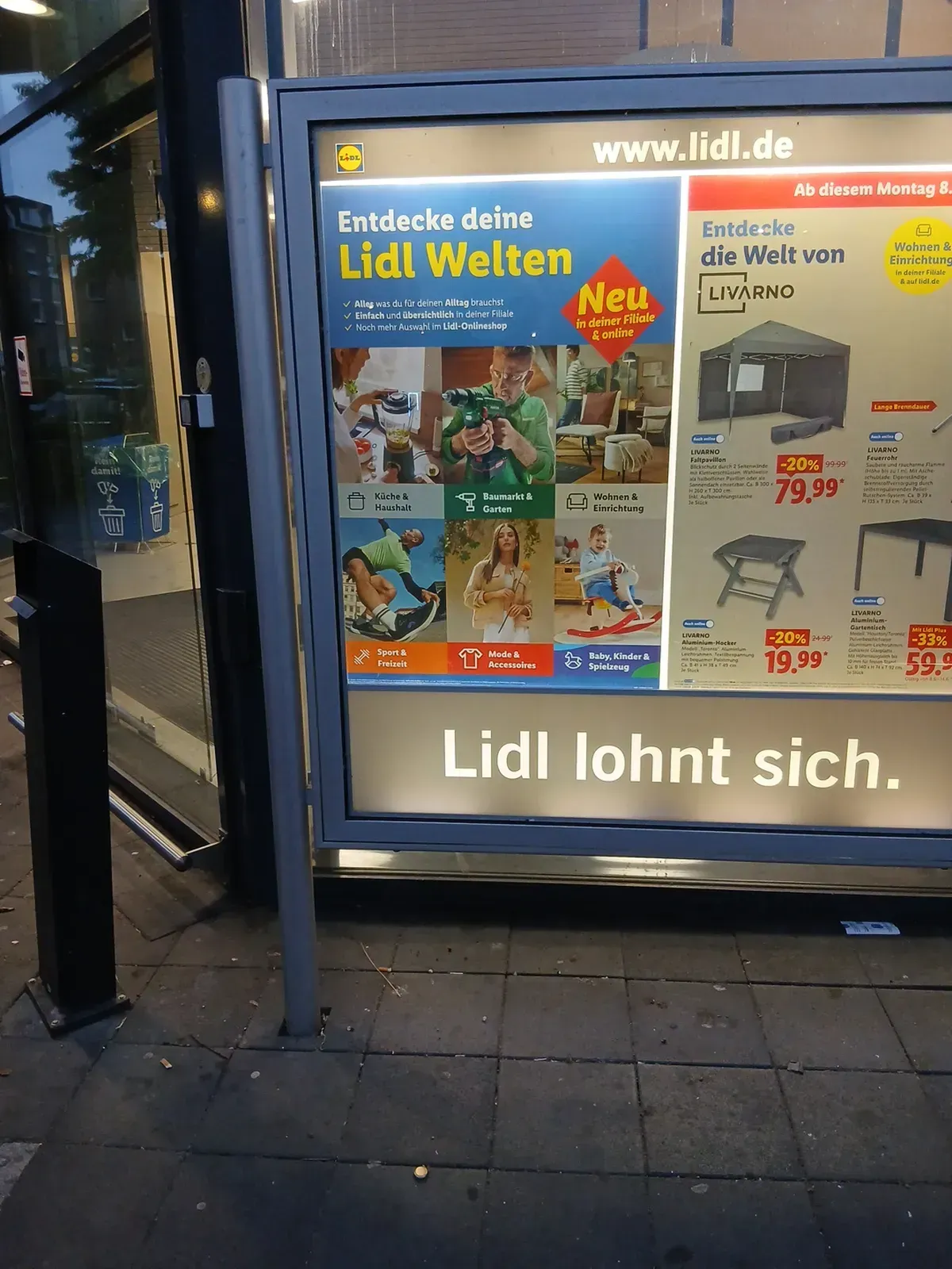 Angebotstafel vor dem Lidl-Eingang