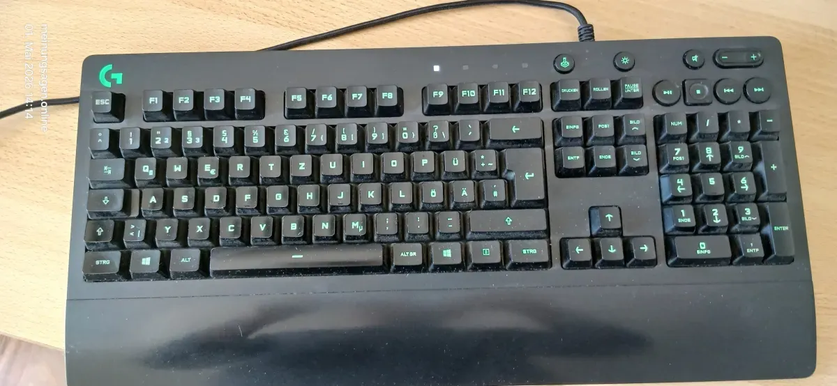 Logitech G213 Tastatur komplett mit Kabel auf Tisch liegend