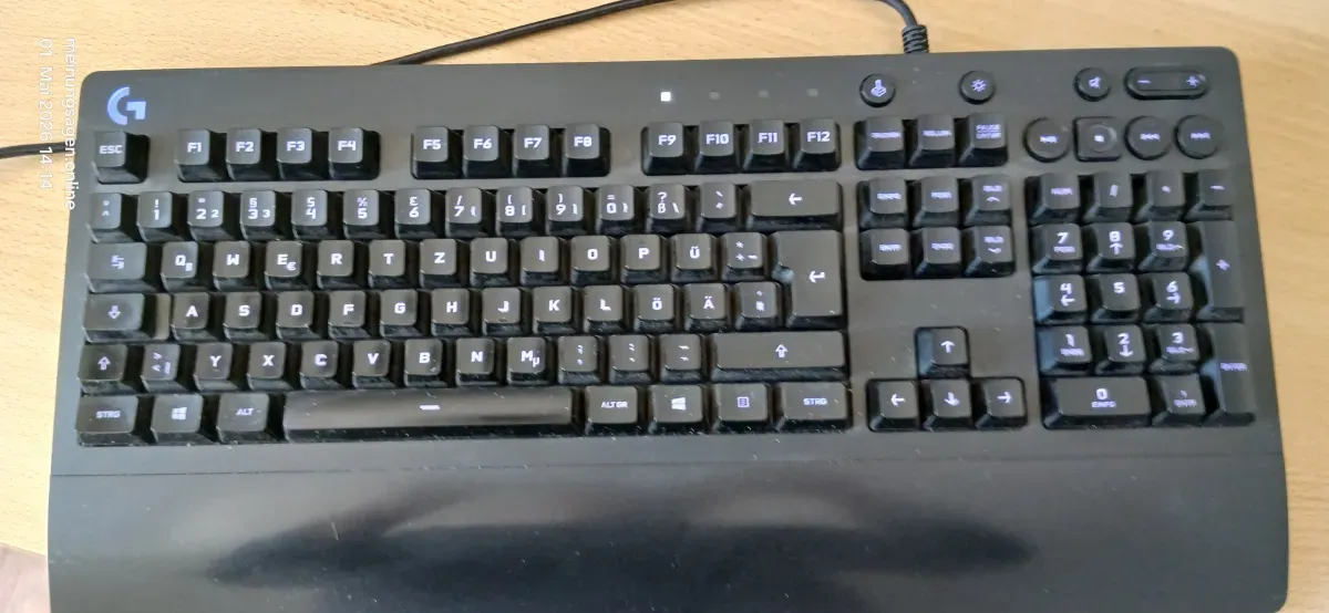 Logitech G213 Gaming Tastatur mit RGB-Beleuchtung in Betrieb