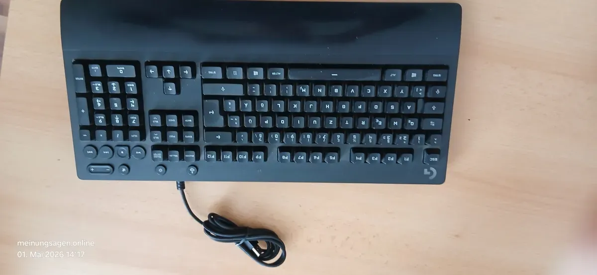 USB-Kabel der Logitech G213 Tastatur aufgewickelt Detailansicht