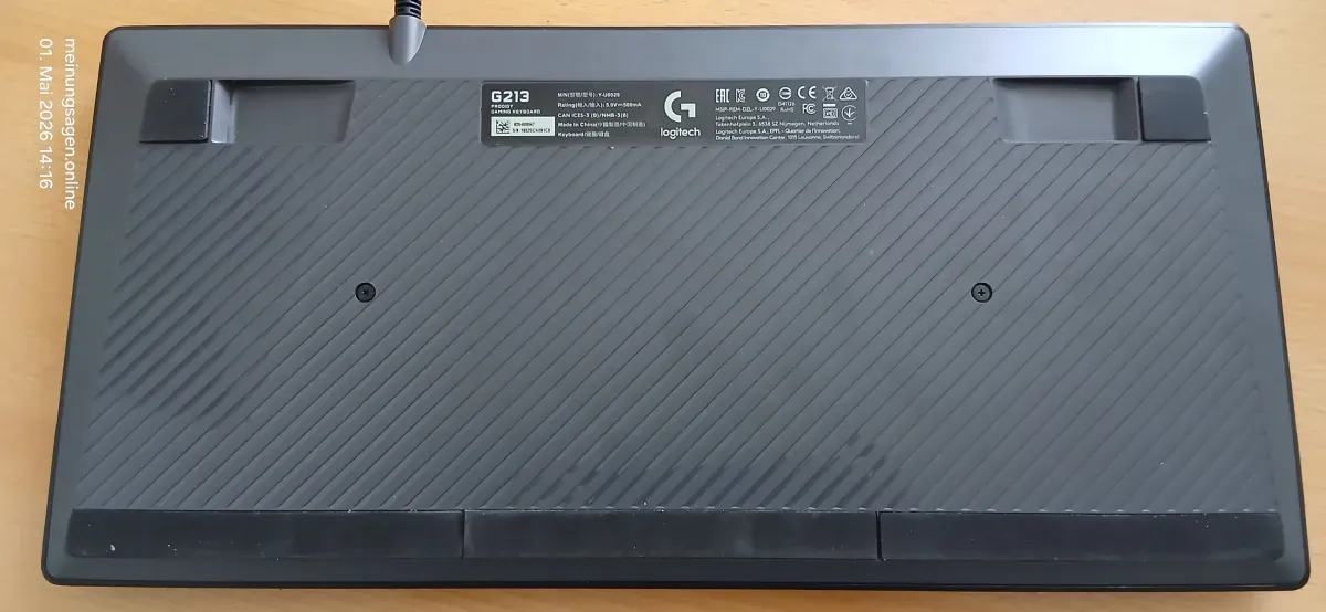 Rückseite der Logitech G213 Gaming Tastatur mit Standfüßen
