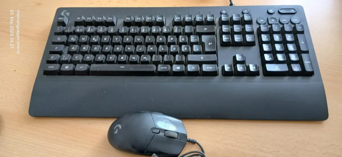 Logitech G213 Prodigy Gaming Tastatur mit Maus auf Holztisch